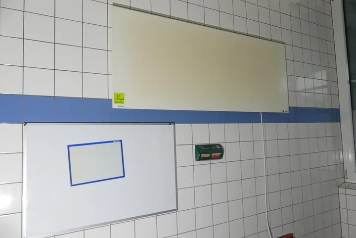 Vermutlich Heizstrahler mit Whiteboard Maße in cm ca. Heizstrahler: 130 x 63
